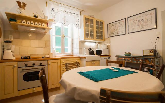 Apartment House Art Bol