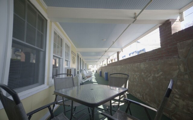 Betty Doon Motor Hotel