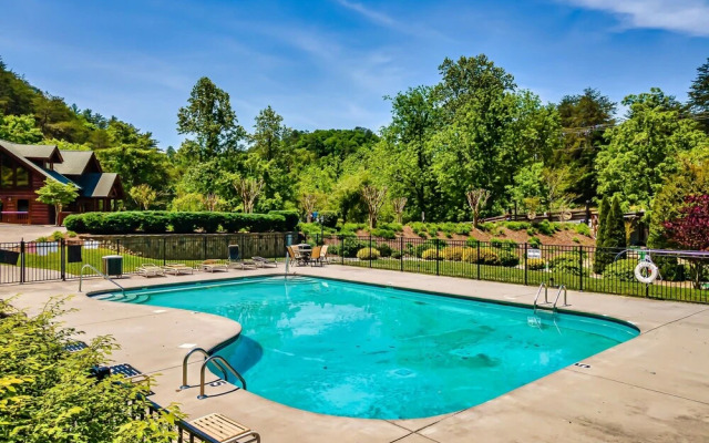 Bear Vista Retreat w HotTub Pool View