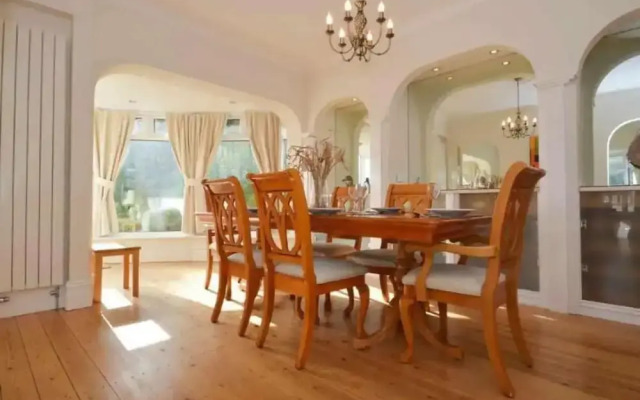 4 Bed-central Location-sleeps 8-marina Sea View-pets-parking