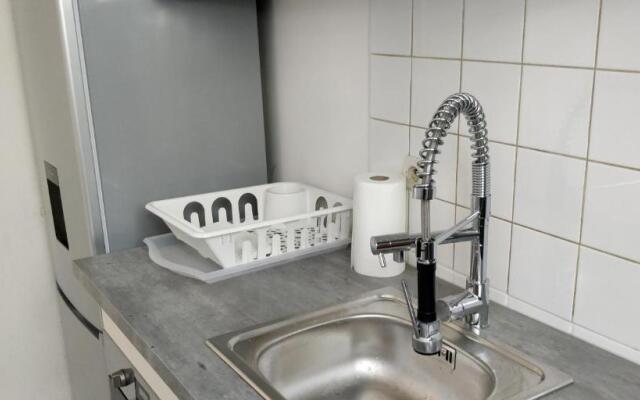 Modern 1 bedroom apartment near the metro.
