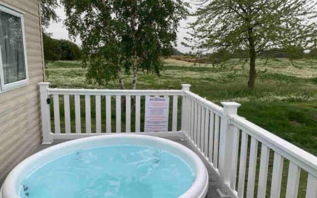 Lovely 3-bed Caravan With Hot Tub in Lincolnshire