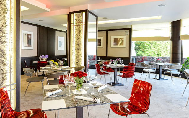 Rosslyn Central Park Hotel