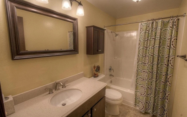 Alpine Getaway 3 Bedroom Home by RedAwning