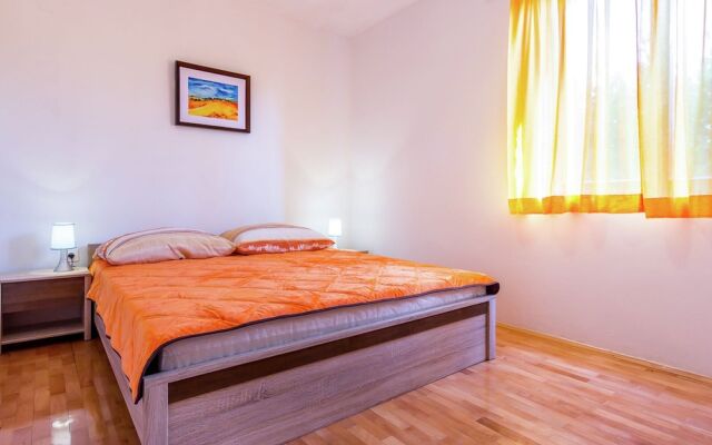 Detached 6 Bedroom House with Private Pool near Ližnjan