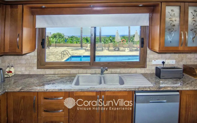 Family Villa Short Walk To Coral Bay Strip 5 Min and Pub, Shops etc