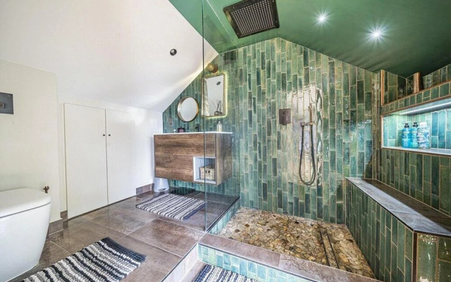 Designer Villa With spa and Magical Views, 5 bdr