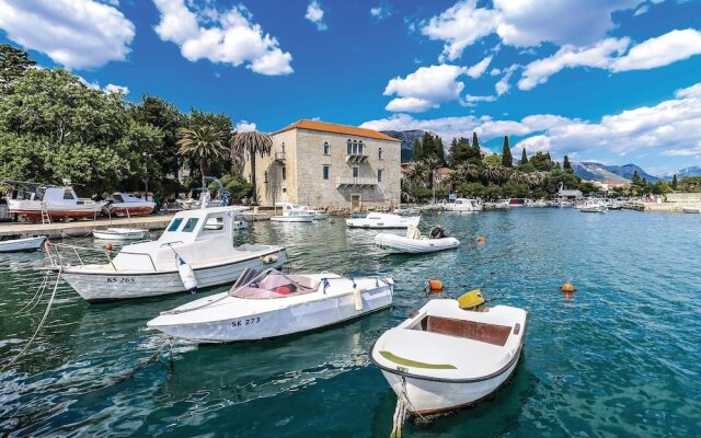 Awesome Apartment in Kastel Luksic With 1 Bedrooms and Wifi