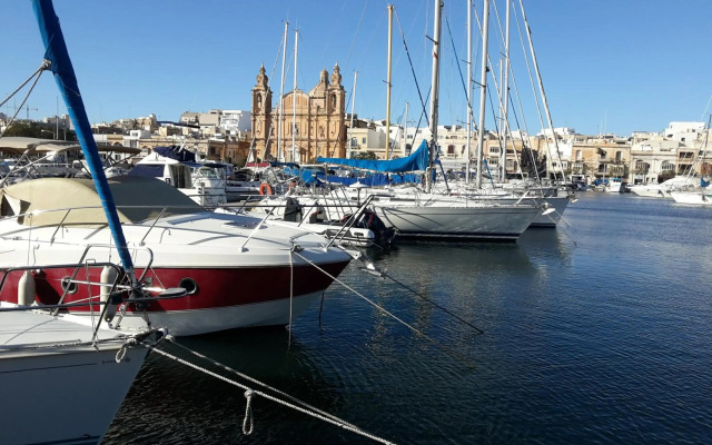 Seafront apartment between Valletta and Sliema