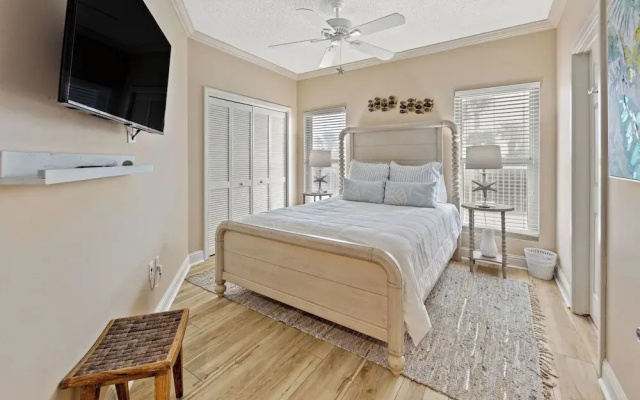 Elegant 4BD 4Ba With Stunning Ocean Views and Direct Beach & Pool Access