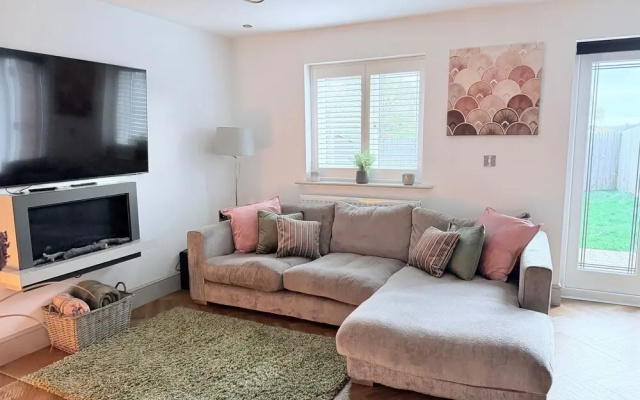Luxury House - Sleeps up to 6 - Near Nec