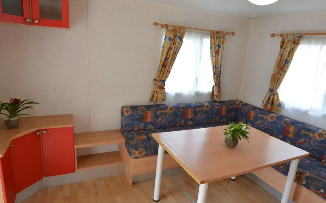 Comfy Chalet with Terrace near Sea