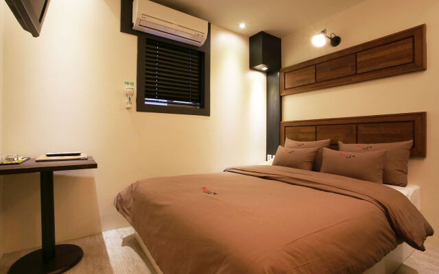 Achasan Station Wall Hotel