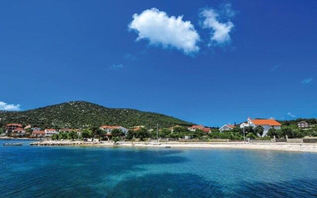 Beautiful Home in Vinisce With Wifi and 2 Bedrooms