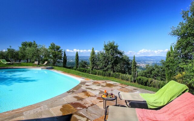 Villa in Tuscany With Pool & Vineyard Views
