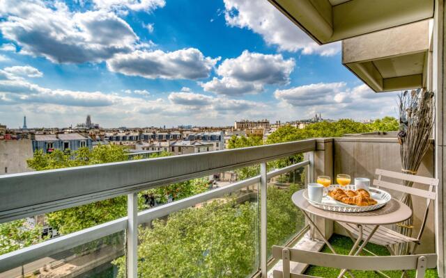 B 825 - Amazing View All Over Paris