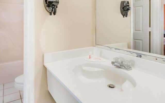 Super 8 by Wyndham Kinder LA