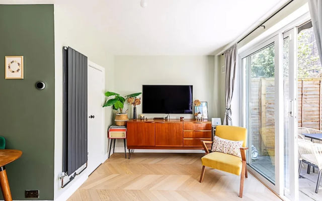 Stylish Islington Garden Flat Sleeps Four