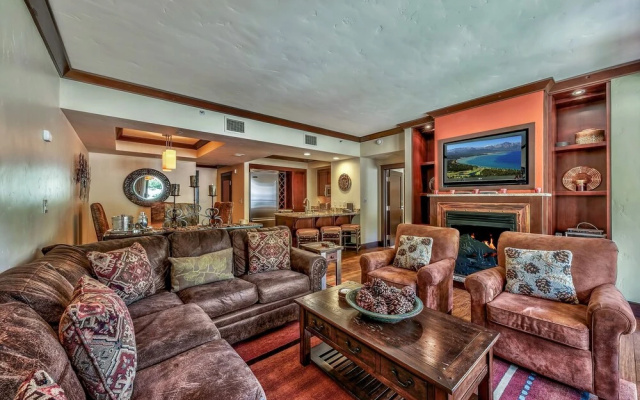 Luxurious 3 Bedroom Mid-Mountain at Northstar Condo by RedAwning