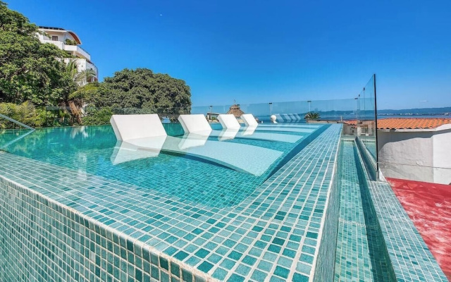 Luxury 2 BR Condo in the Jungle - Oceanview Pool