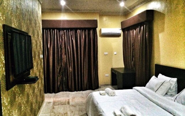 The 09 Club House Lounge And Suites