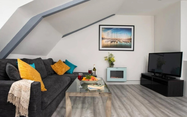 Sandybanks Loft - Penthouse Seaview Apartment on Promenade, Torquay
