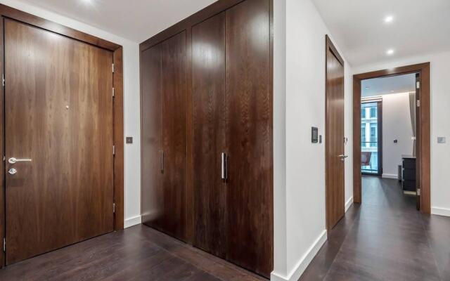 Luxury High Rise two Bedroom Flat Battersea