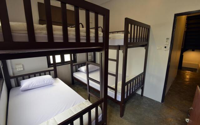 Some Rest Hostel Khao San