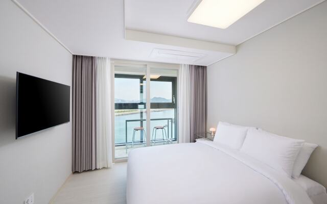 Shift Door Residence Hari