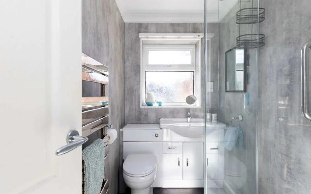 Seaside Retreat - Five Minutes to Beach Village