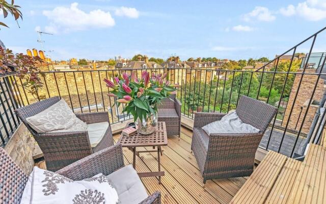 3 Bedroom Penthouse With London Skyline View