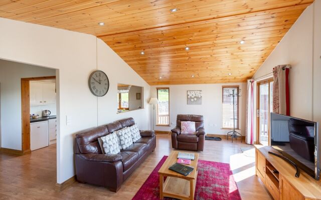 Woodpecker Lodge With Hot Tub Near Cupar, Fife