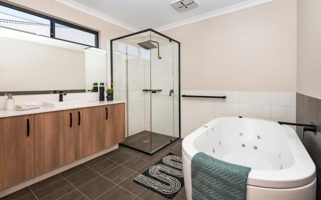 The Links - fairway views, walk to town, air-con