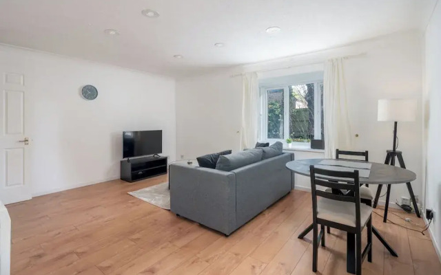 Spacious 1 Bedroom Apartment w/ Parking in Crawley