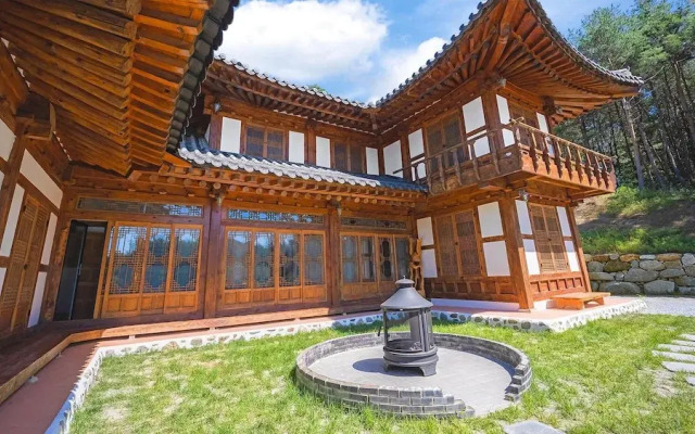Gangneung Booyoonok Hanok Pension