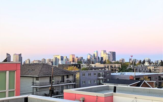 Monki Di Executive Suites - GLAS - Luxury Inner City Home 3 min to Downtown w Private Rooftop Patio Fireplace