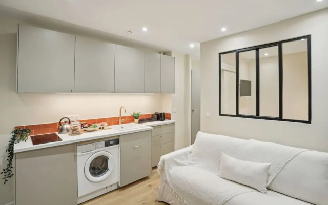 Ganneron in Paris With 1 Bedrooms and 1 Bathrooms