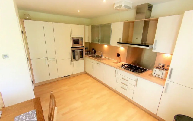 Charming 4 Bedroom Apartment by Royal Botanic Garden