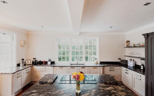Beautiful 3 Bedroom Georgian Townhouse With Parking