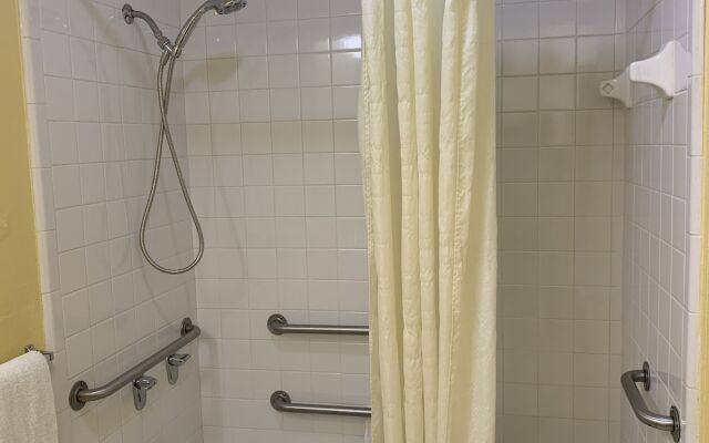 Relax Inn & Suites