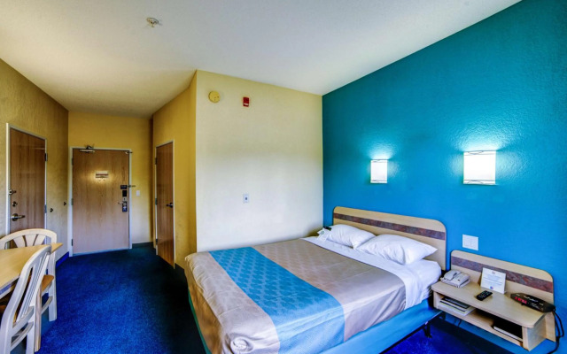 Motel 6 Huntsville, ON