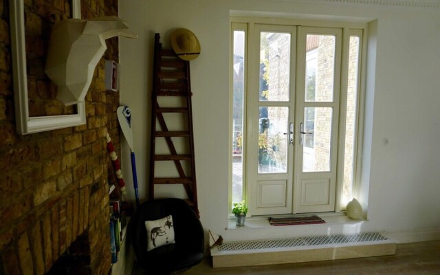 Beautiful Canalside 1-bedroom Flat With Terrace