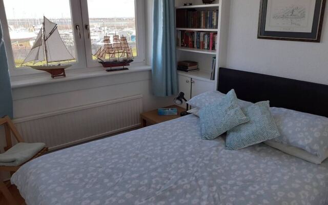 Marina View, Lovely Upper 3 Bedroom Apartment