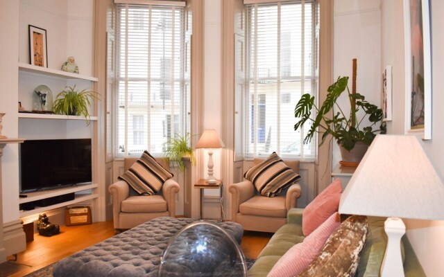 2BD Seafront Flat w Tasteful Decor & Large Garden