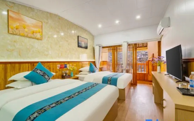 Huayiyuan Panoramic Homestay (Xijiang Qianhu Miaozhai Observation Deck)