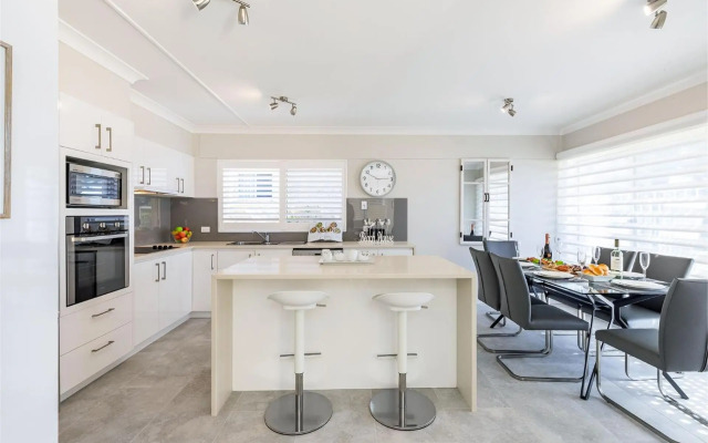 Sandy Beach House - Corlette Waterfront