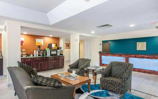 Econo Lodge Inn & Suites