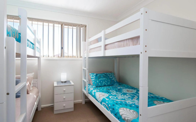 'Walk on Birubi', 1/40 Ocean Ave - Pet Friendly, WIFI, Boat Parking & Water Views – Guest Rooms – Anna Bay