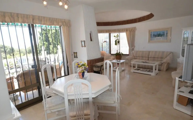 Beautiful 4-Bed det villa private pool sea views