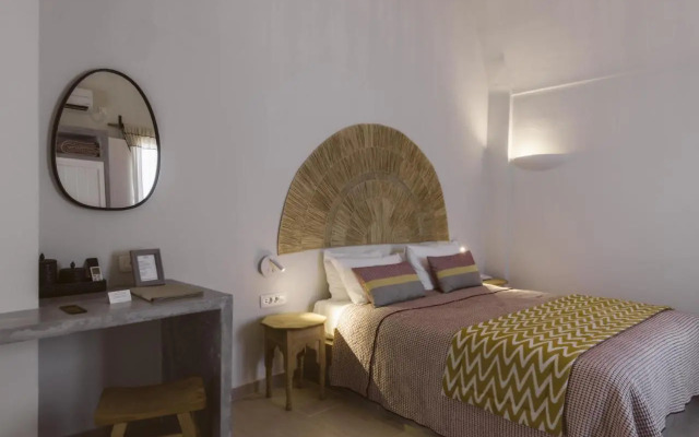 Luxury villa in Megalochori Santorini with Jacuzzi